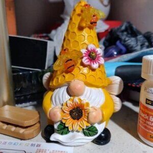 Garden Gnomes Sculptures for Outdoor&Home Decor with Solar Bee Lights